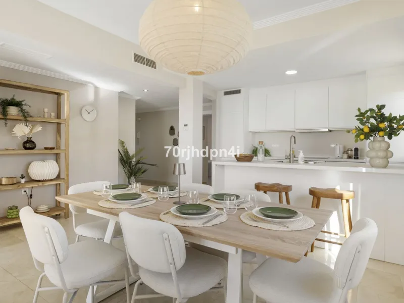 Located in the green and peaceful surroundings of La Resina Golf, this fully renovated penthouse offers a refined combination of space, comfort and open sea views. A property designed for those who want more — more light, more privacy and a higher standar