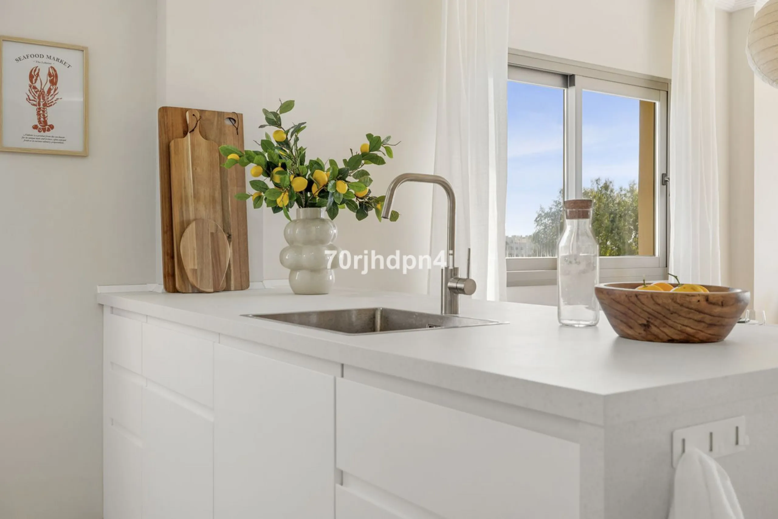 Located in the green and peaceful surroundings of La Resina Golf, this fully renovated penthouse offers a refined combination of space, comfort and open sea views. A property designed for those who want more — more light, more privacy and a higher standar