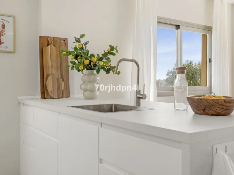 Located in the green and peaceful surroundings of La Resina Golf, this fully renovated penthouse offers a refined combination of space, comfort and open sea views. A property designed for those who want more — more light, more privacy and a higher standar