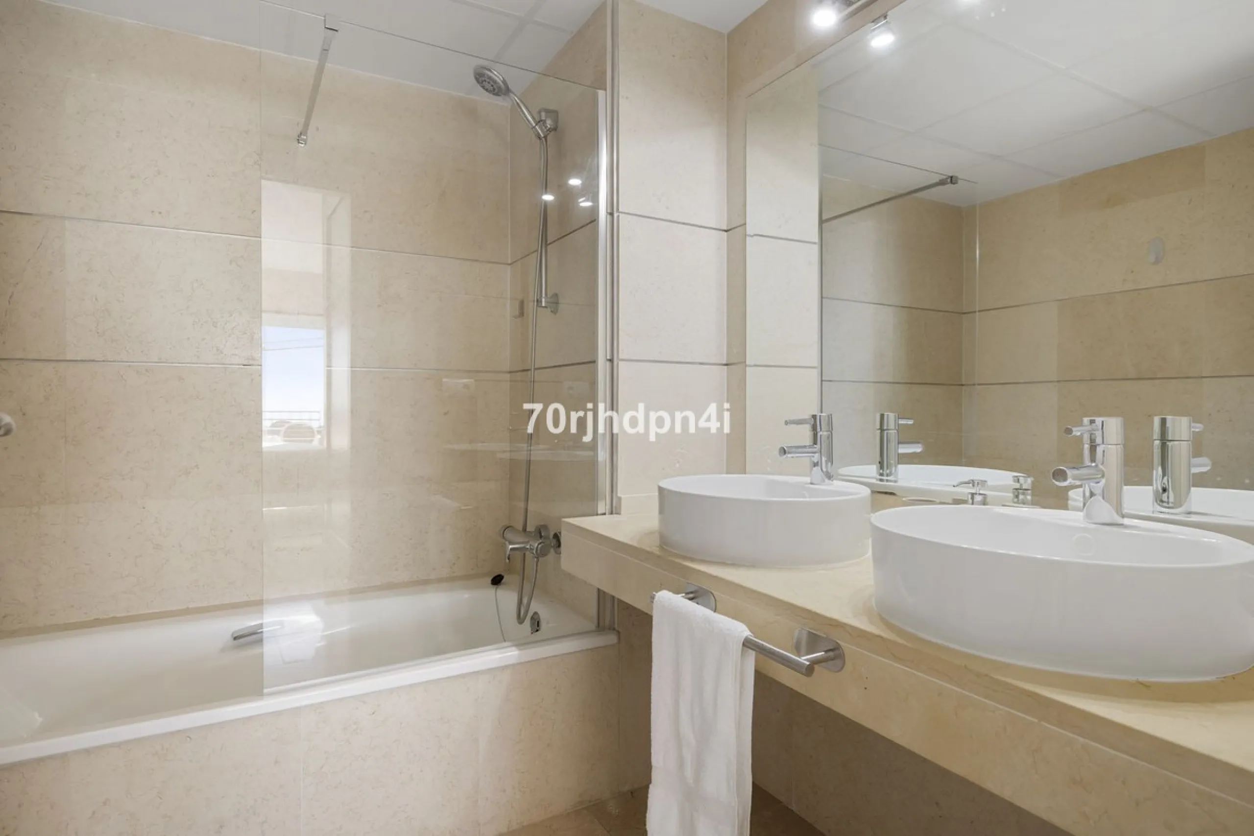Located in the green and peaceful surroundings of La Resina Golf, this fully renovated penthouse offers a refined combination of space, comfort and open sea views. A property designed for those who want more — more light, more privacy and a higher standar