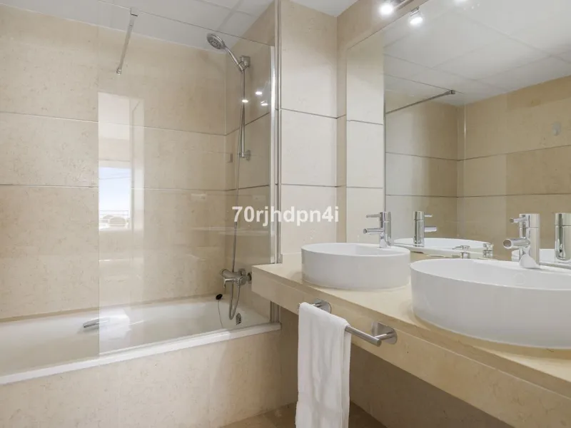 Located in the green and peaceful surroundings of La Resina Golf, this fully renovated penthouse offers a refined combination of space, comfort and open sea views. A property designed for those who want more — more light, more privacy and a higher standar