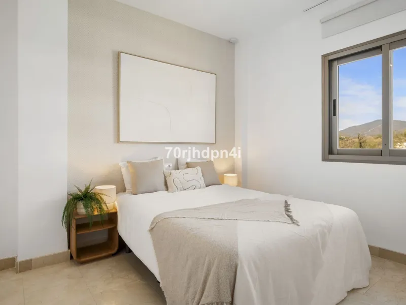 Located in the green and peaceful surroundings of La Resina Golf, this fully renovated penthouse offers a refined combination of space, comfort and open sea views. A property designed for those who want more — more light, more privacy and a higher standar