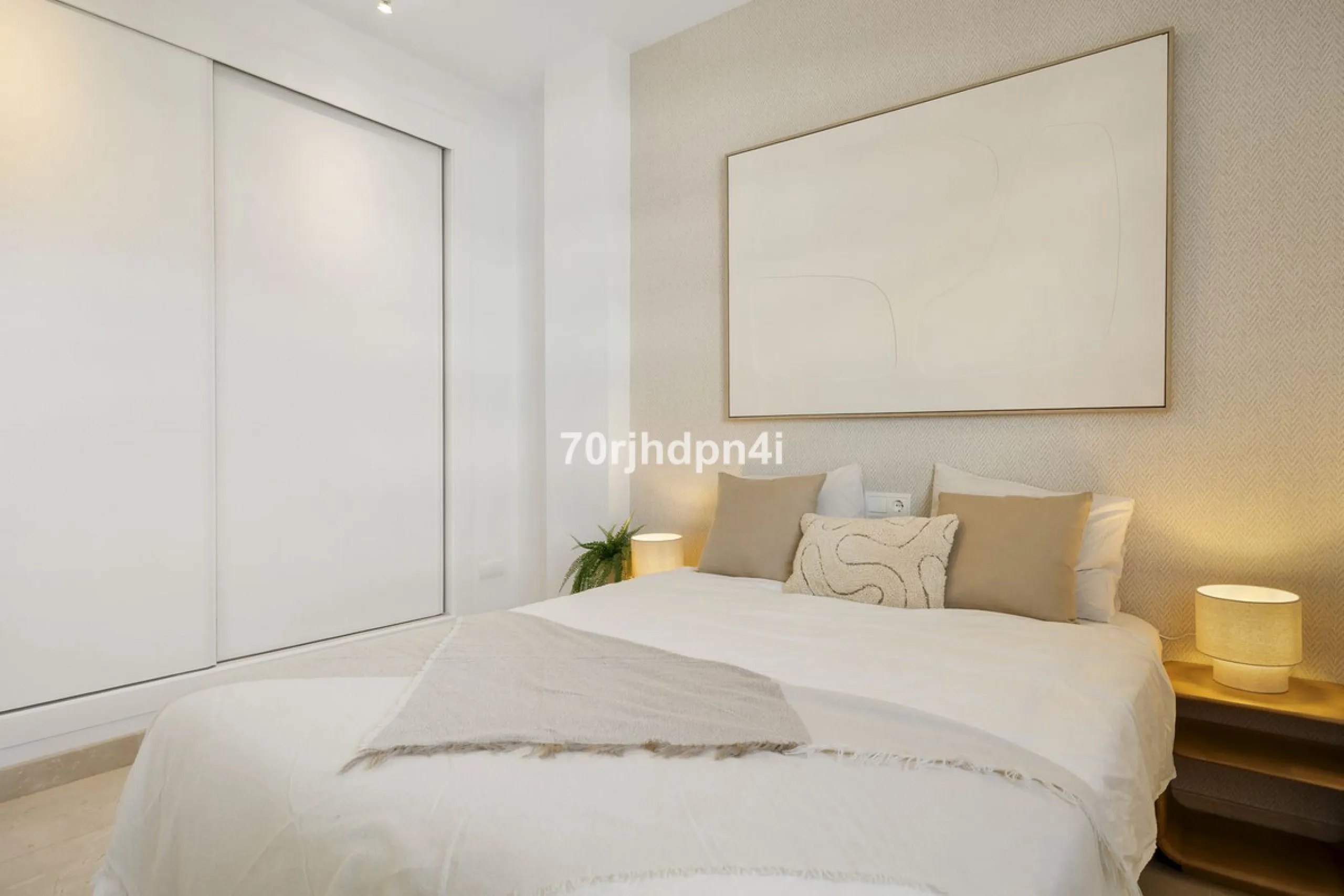 Located in the green and peaceful surroundings of La Resina Golf, this fully renovated penthouse offers a refined combination of space, comfort and open sea views. A property designed for those who want more — more light, more privacy and a higher standar