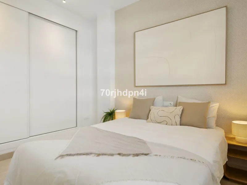 Located in the green and peaceful surroundings of La Resina Golf, this fully renovated penthouse offers a refined combination of space, comfort and open sea views. A property designed for those who want more — more light, more privacy and a higher standar