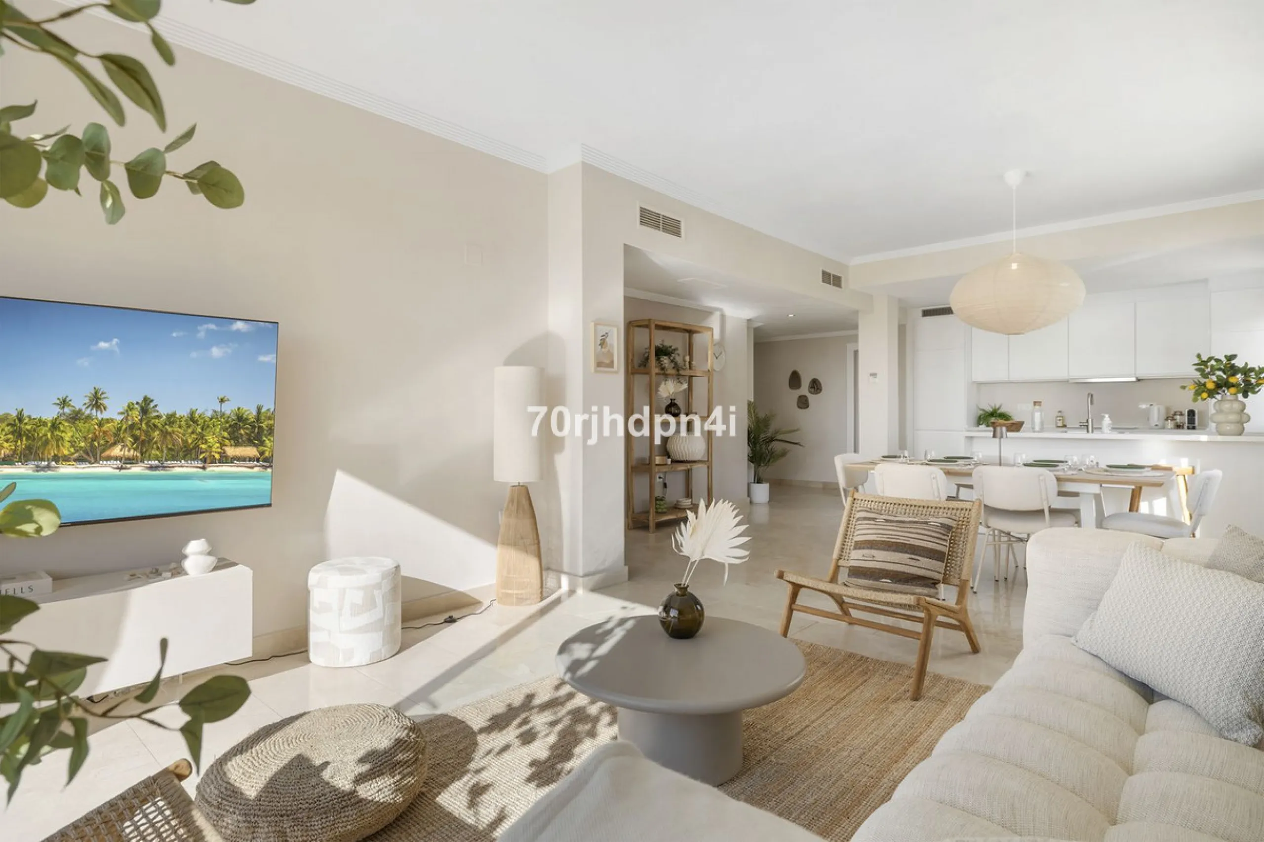 Located in the green and peaceful surroundings of La Resina Golf, this fully renovated penthouse offers a refined combination of space, comfort and open sea views. A property designed for those who want more — more light, more privacy and a higher standar
