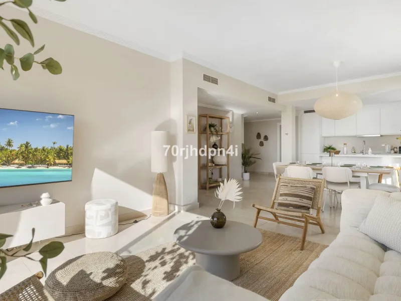 Located in the green and peaceful surroundings of La Resina Golf, this fully renovated penthouse offers a refined combination of space, comfort and open sea views. A property designed for those who want more — more light, more privacy and a higher standar