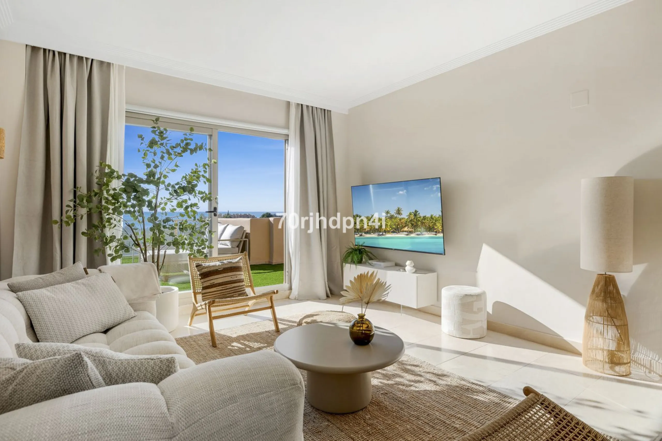 Located in the green and peaceful surroundings of La Resina Golf, this fully renovated penthouse offers a refined combination of space, comfort and open sea views. A property designed for those who want more — more light, more privacy and a higher standar