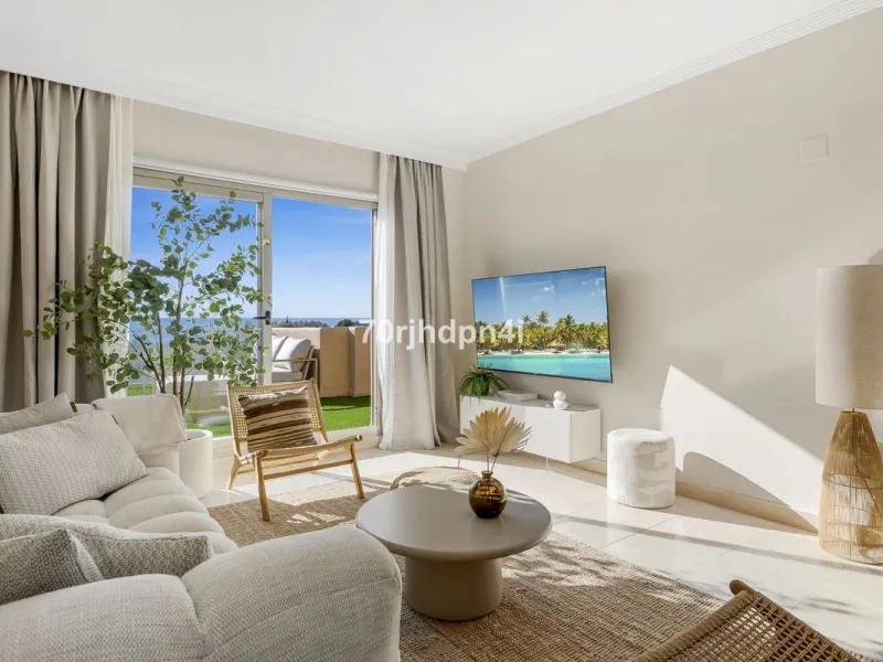 Located in the green and peaceful surroundings of La Resina Golf, this fully renovated penthouse offers a refined combination of space, comfort and open sea views. A property designed for those who want more — more light, more privacy and a higher standar