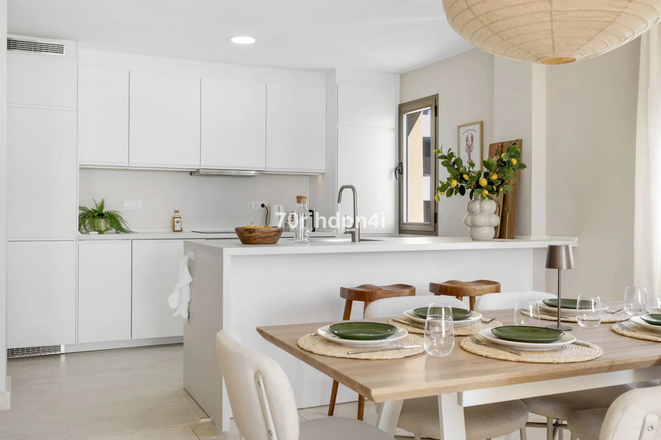 Located in the green and peaceful surroundings of La Resina Golf, this fully renovated penthouse offers a refined combination of space, comfort and open sea views. A property designed for those who want more — more light, more privacy and a higher standar