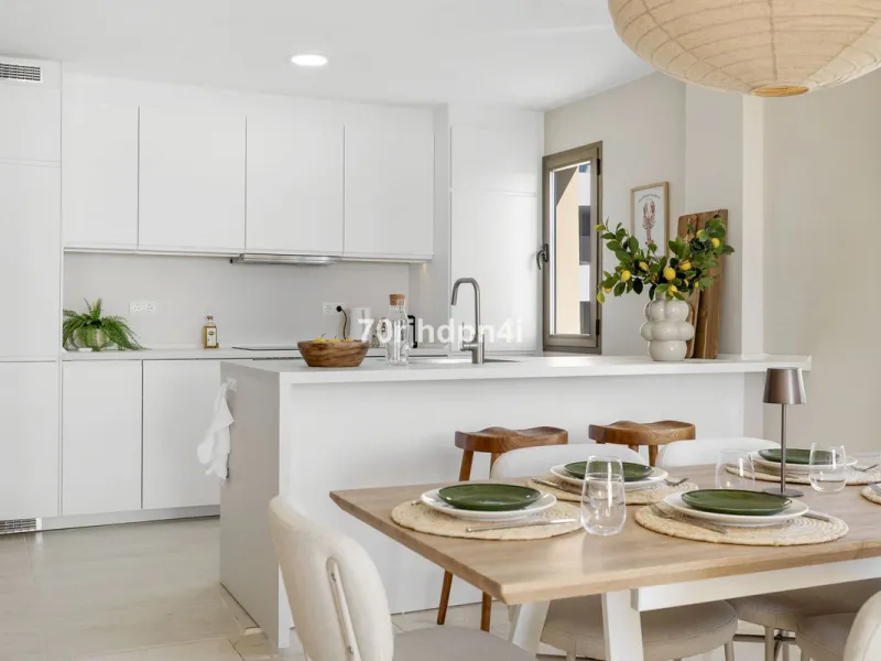 Located in the green and peaceful surroundings of La Resina Golf, this fully renovated penthouse offers a refined combination of space, comfort and open sea views. A property designed for those who want more — more light, more privacy and a higher standar