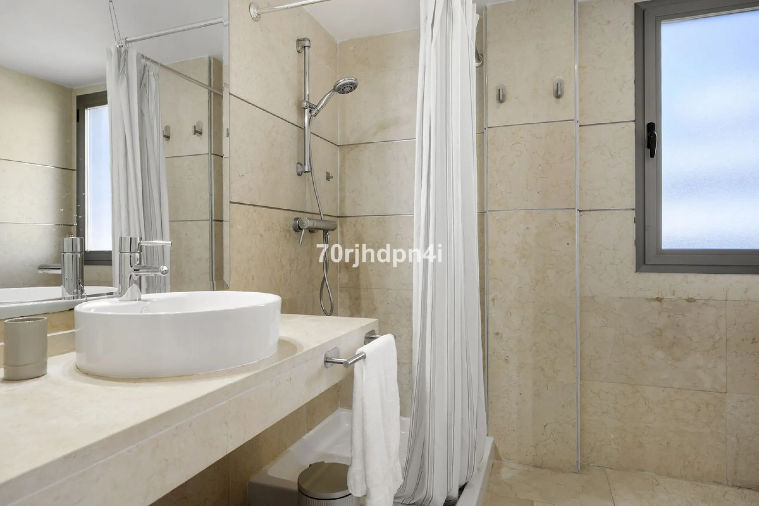 Located in the green and peaceful surroundings of La Resina Golf, this fully renovated penthouse offers a refined combination of space, comfort and open sea views. A property designed for those who want more — more light, more privacy and a higher standar