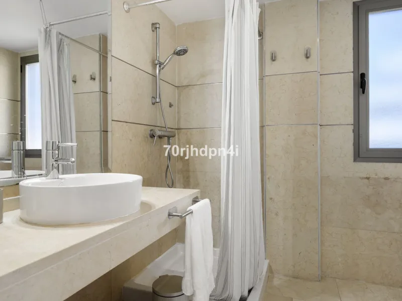 Located in the green and peaceful surroundings of La Resina Golf, this fully renovated penthouse offers a refined combination of space, comfort and open sea views. A property designed for those who want more — more light, more privacy and a higher standar