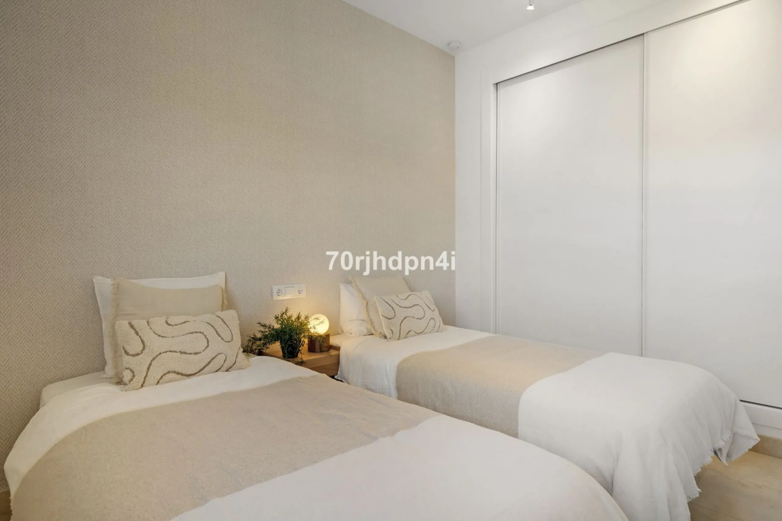 Located in the green and peaceful surroundings of La Resina Golf, this fully renovated penthouse offers a refined combination of space, comfort and open sea views. A property designed for those who want more — more light, more privacy and a higher standar