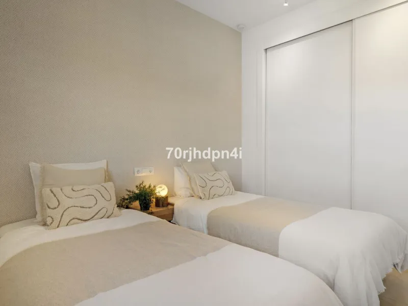 Located in the green and peaceful surroundings of La Resina Golf, this fully renovated penthouse offers a refined combination of space, comfort and open sea views. A property designed for those who want more — more light, more privacy and a higher standar