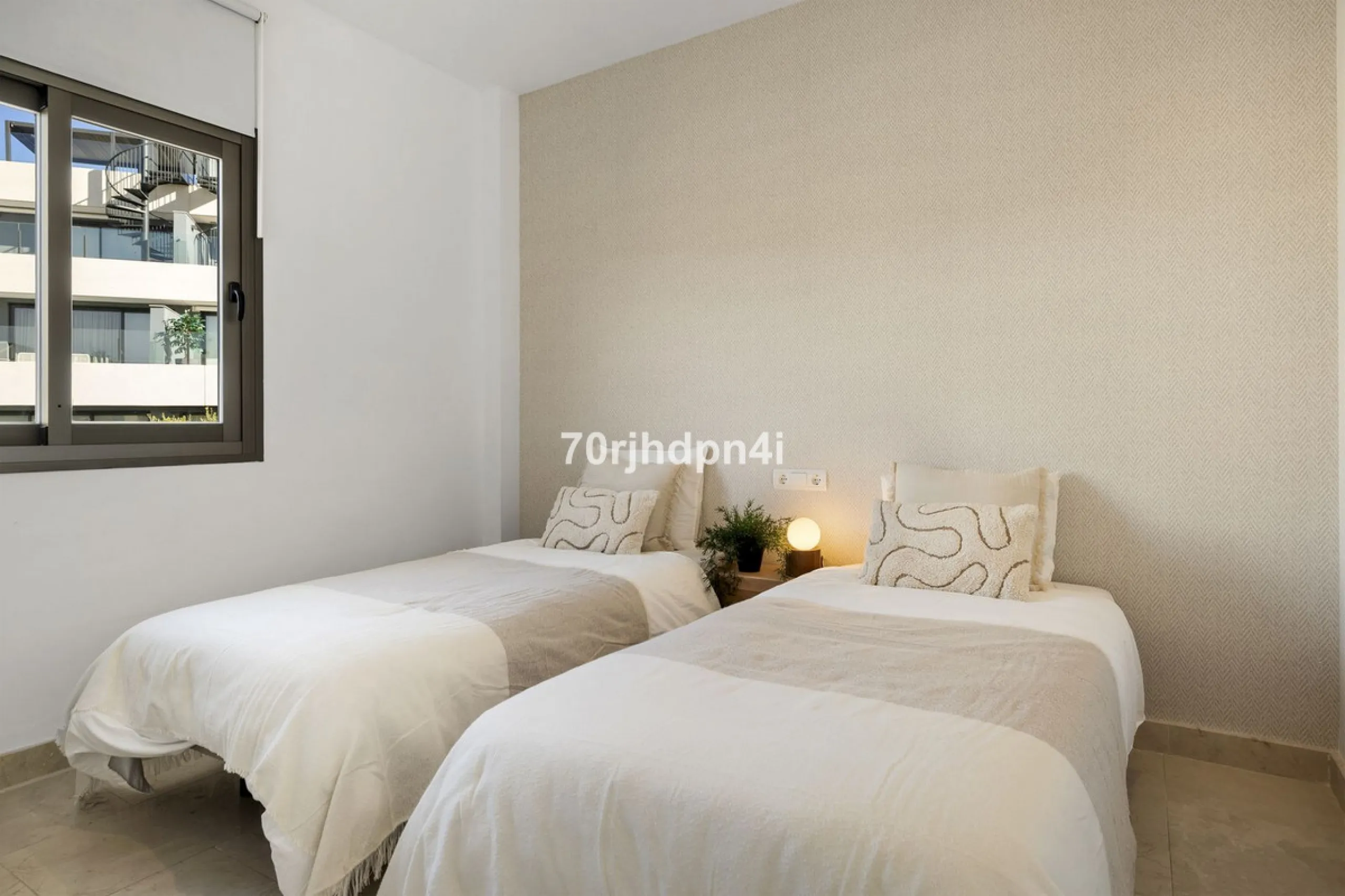 Located in the green and peaceful surroundings of La Resina Golf, this fully renovated penthouse offers a refined combination of space, comfort and open sea views. A property designed for those who want more — more light, more privacy and a higher standar