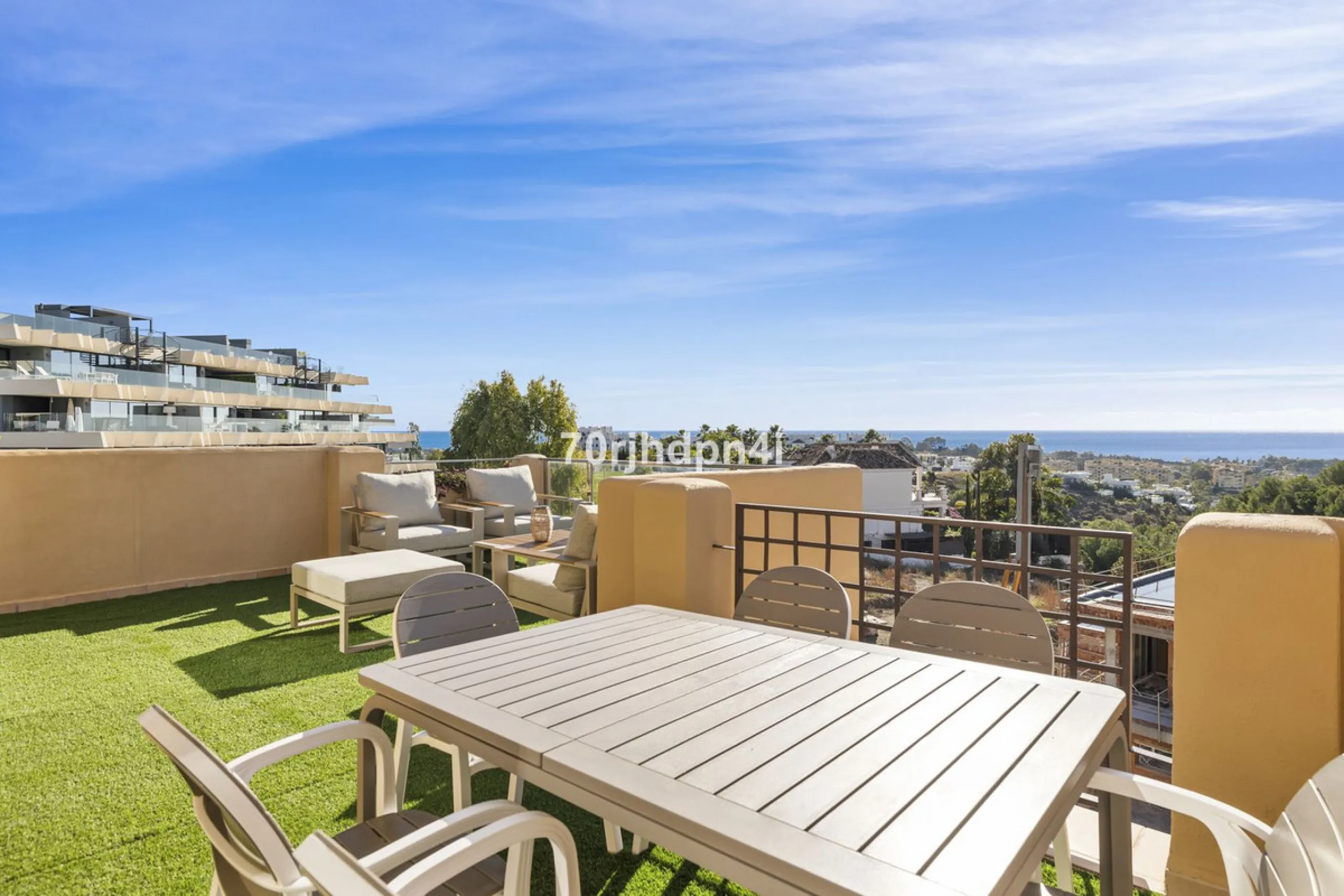 Located in the green and peaceful surroundings of La Resina Golf, this fully renovated penthouse offers a refined combination of space, comfort and open sea views. A property designed for those who want more — more light, more privacy and a higher standar