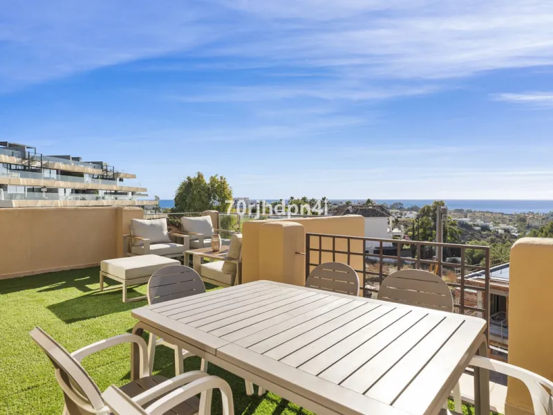 Located in the green and peaceful surroundings of La Resina Golf, this fully renovated penthouse offers a refined combination of space, comfort and open sea views. A property designed for those who want more — more light, more privacy and a higher standar