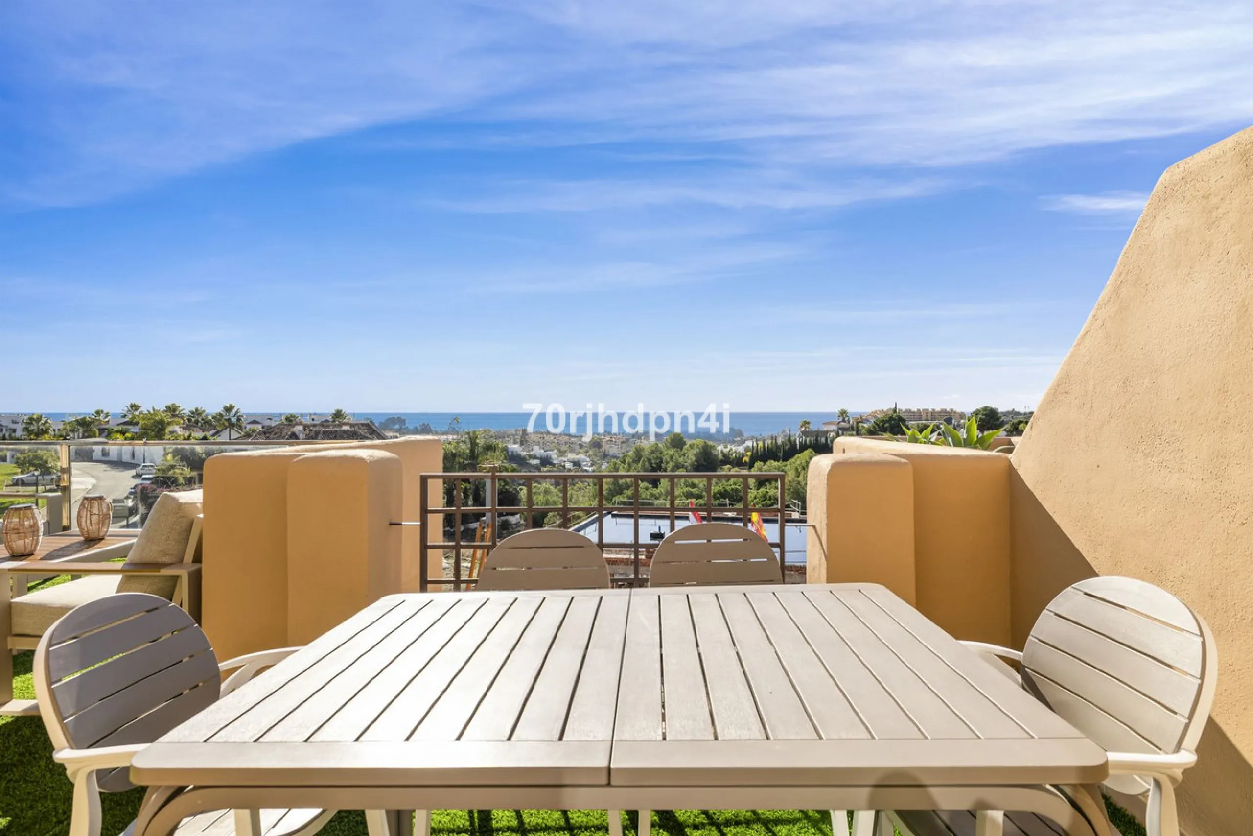 Located in the green and peaceful surroundings of La Resina Golf, this fully renovated penthouse offers a refined combination of space, comfort and open sea views. A property designed for those who want more — more light, more privacy and a higher standar