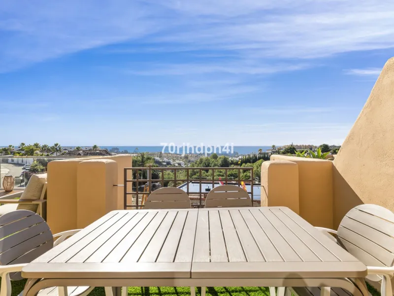 Located in the green and peaceful surroundings of La Resina Golf, this fully renovated penthouse offers a refined combination of space, comfort and open sea views. A property designed for those who want more — more light, more privacy and a higher standar