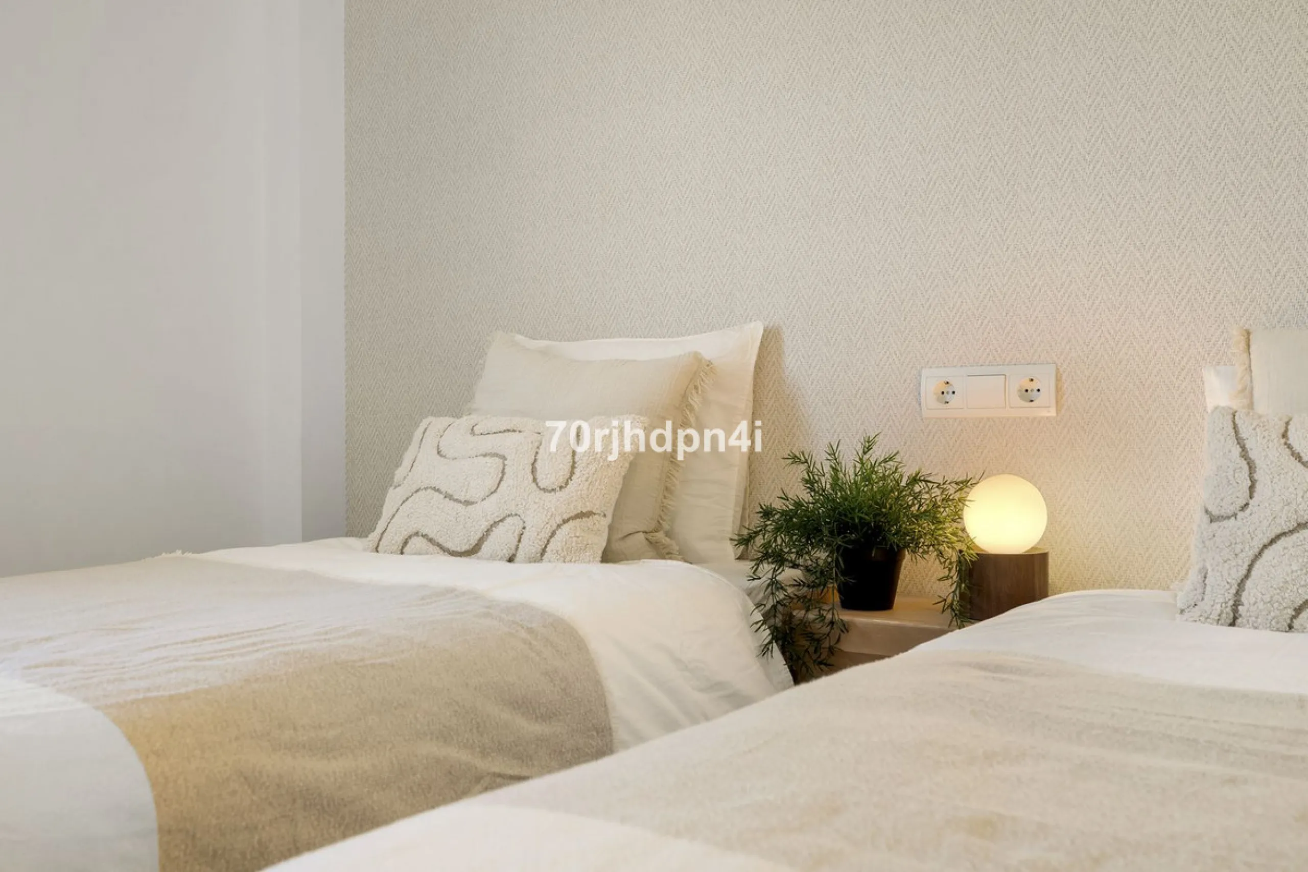 Located in the green and peaceful surroundings of La Resina Golf, this fully renovated penthouse offers a refined combination of space, comfort and open sea views. A property designed for those who want more — more light, more privacy and a higher standar