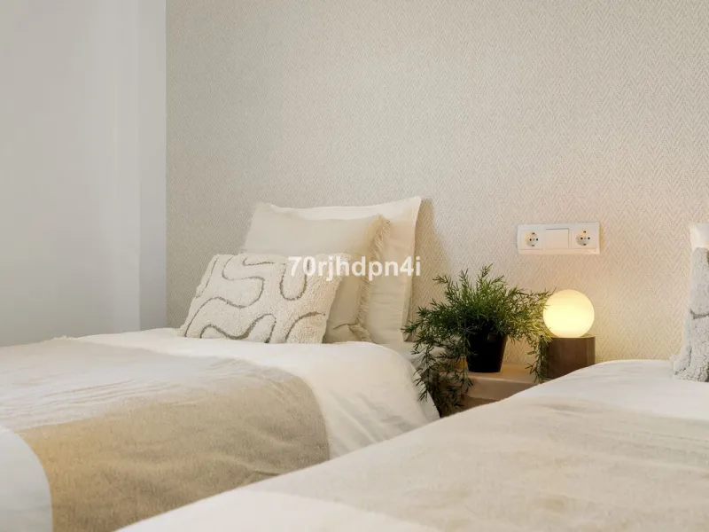 Located in the green and peaceful surroundings of La Resina Golf, this fully renovated penthouse offers a refined combination of space, comfort and open sea views. A property designed for those who want more — more light, more privacy and a higher standar