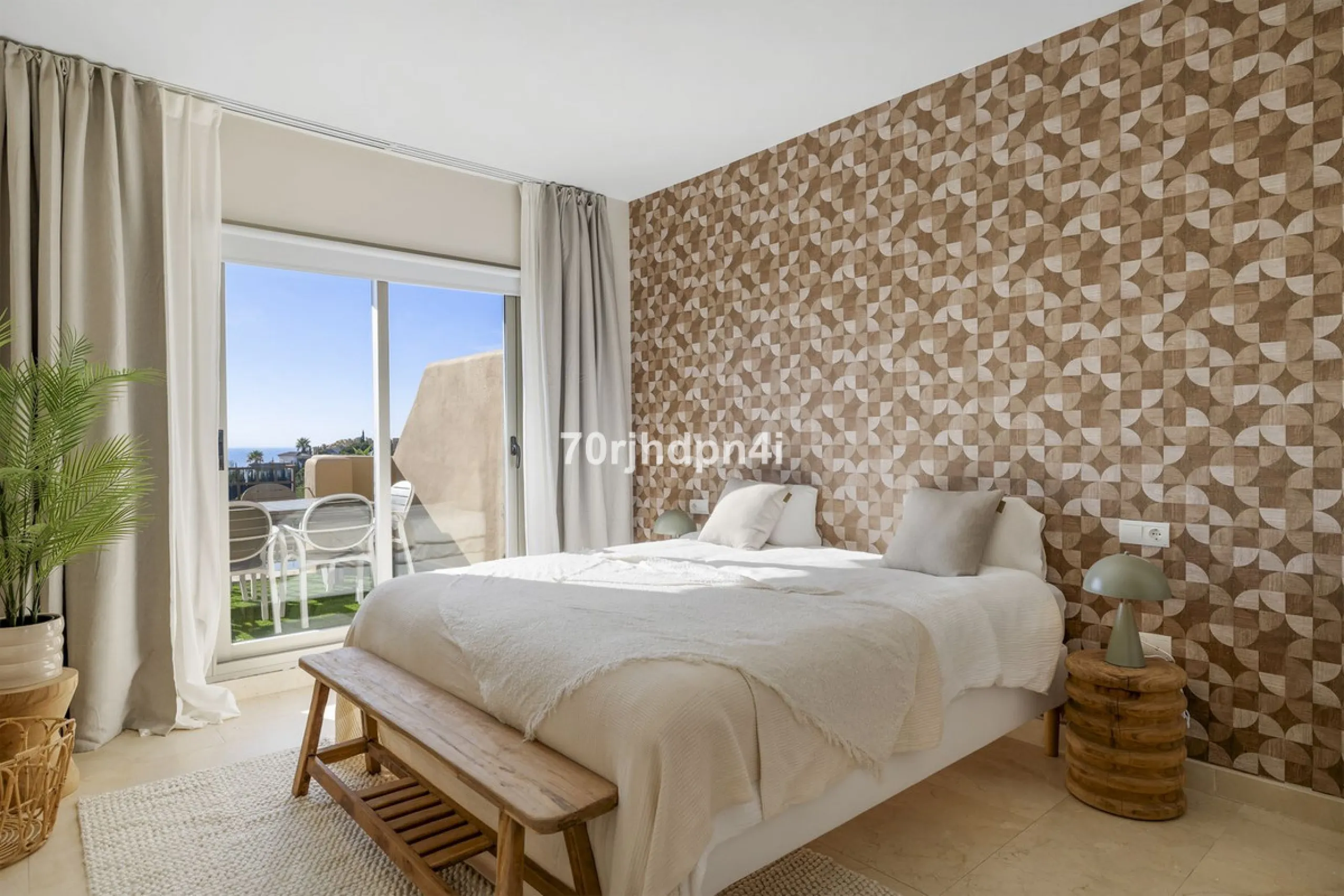 Located in the green and peaceful surroundings of La Resina Golf, this fully renovated penthouse offers a refined combination of space, comfort and open sea views. A property designed for those who want more — more light, more privacy and a higher standar