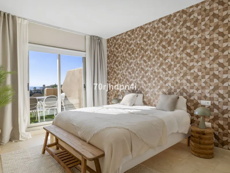 Located in the green and peaceful surroundings of La Resina Golf, this fully renovated penthouse offers a refined combination of space, comfort and open sea views. A property designed for those who want more — more light, more privacy and a higher standar