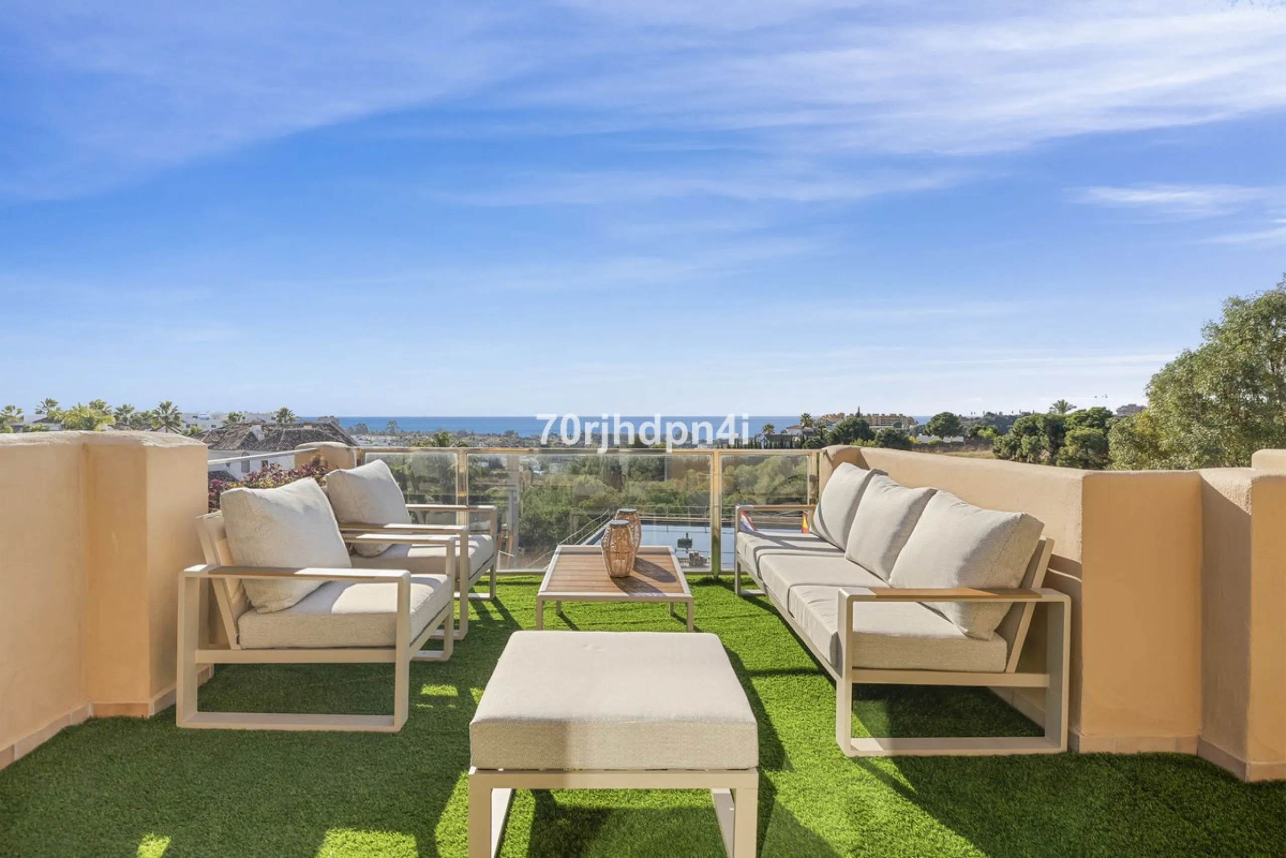 Located in the green and peaceful surroundings of La Resina Golf, this fully renovated penthouse offers a refined combination of space, comfort and open sea views. A property designed for those who want more — more light, more privacy and a higher standar