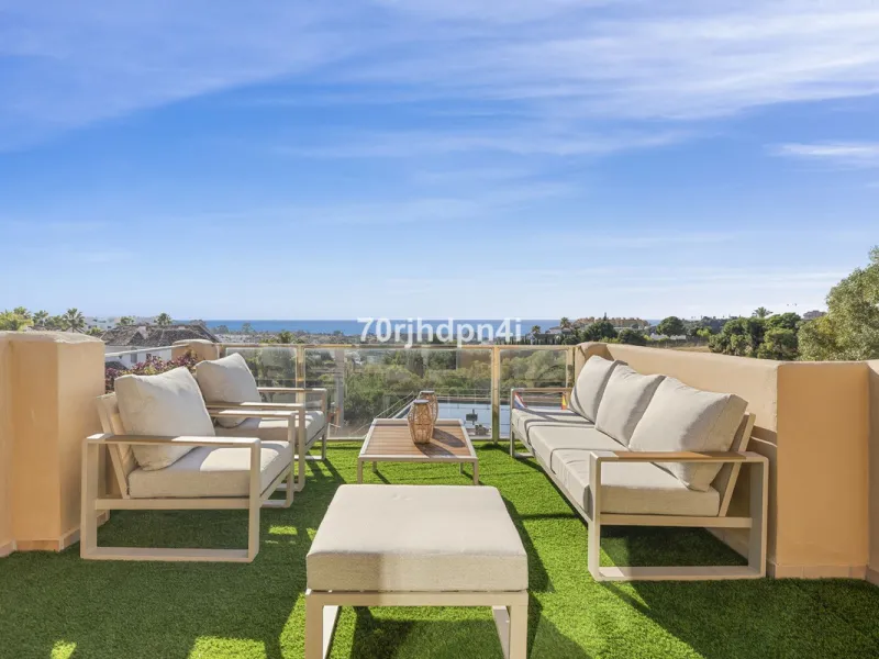Located in the green and peaceful surroundings of La Resina Golf, this fully renovated penthouse offers a refined combination of space, comfort and open sea views. A property designed for those who want more — more light, more privacy and a higher standar