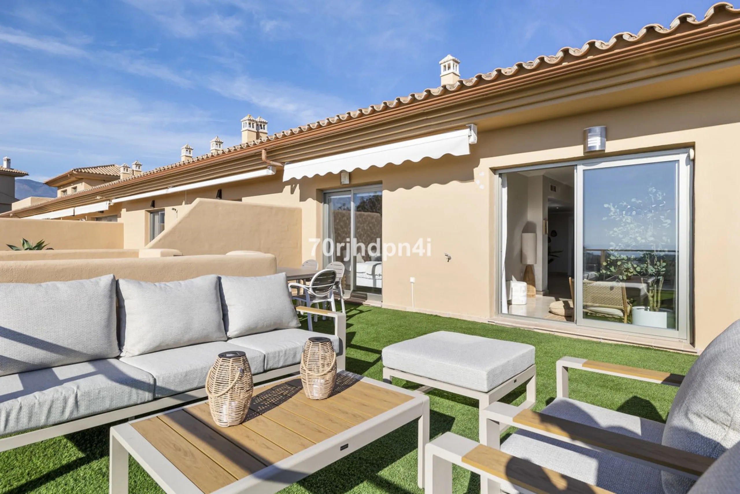 Located in the green and peaceful surroundings of La Resina Golf, this fully renovated penthouse offers a refined combination of space, comfort and open sea views. A property designed for those who want more — more light, more privacy and a higher standar