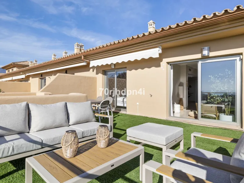 Located in the green and peaceful surroundings of La Resina Golf, this fully renovated penthouse offers a refined combination of space, comfort and open sea views. A property designed for those who want more — more light, more privacy and a higher standar
