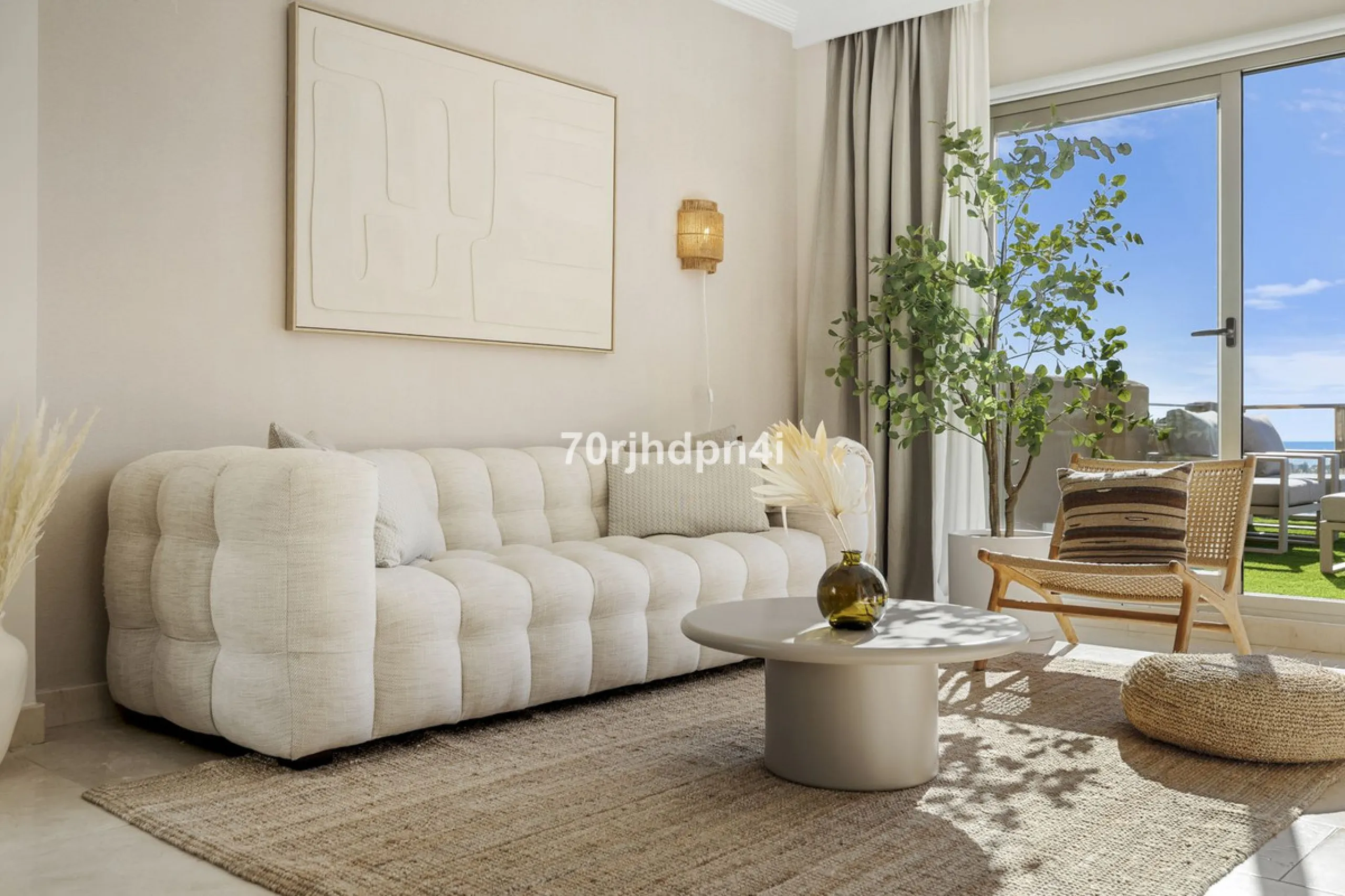 Located in the green and peaceful surroundings of La Resina Golf, this fully renovated penthouse offers a refined combination of space, comfort and open sea views. A property designed for those who want more — more light, more privacy and a higher standar