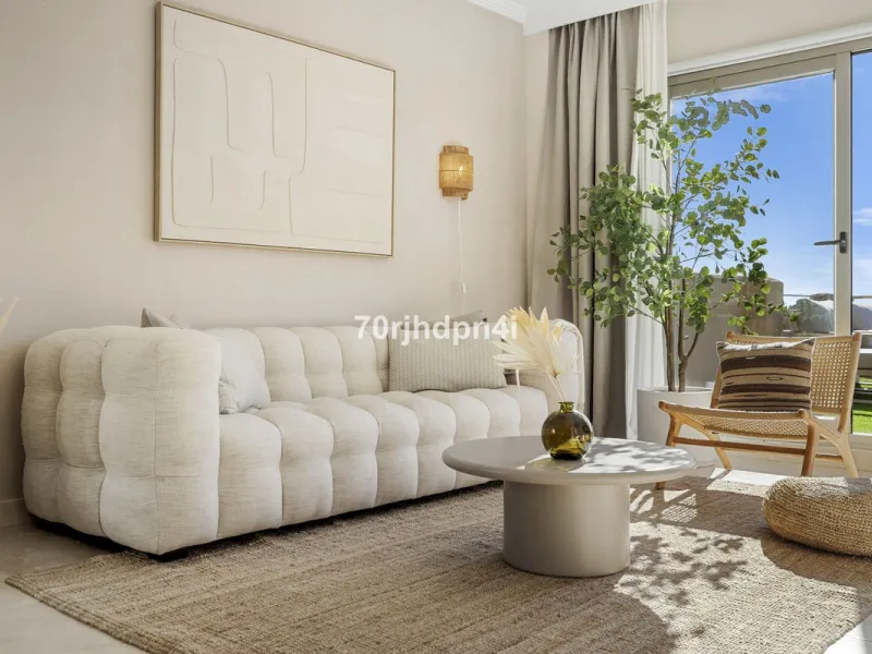 Located in the green and peaceful surroundings of La Resina Golf, this fully renovated penthouse offers a refined combination of space, comfort and open sea views. A property designed for those who want more — more light, more privacy and a higher standar