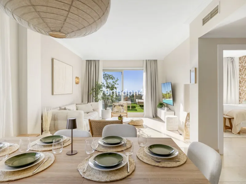 Located in the green and peaceful surroundings of La Resina Golf, this fully renovated penthouse offers a refined combination of space, comfort and open sea views. A property designed for those who want more — more light, more privacy and a higher standar