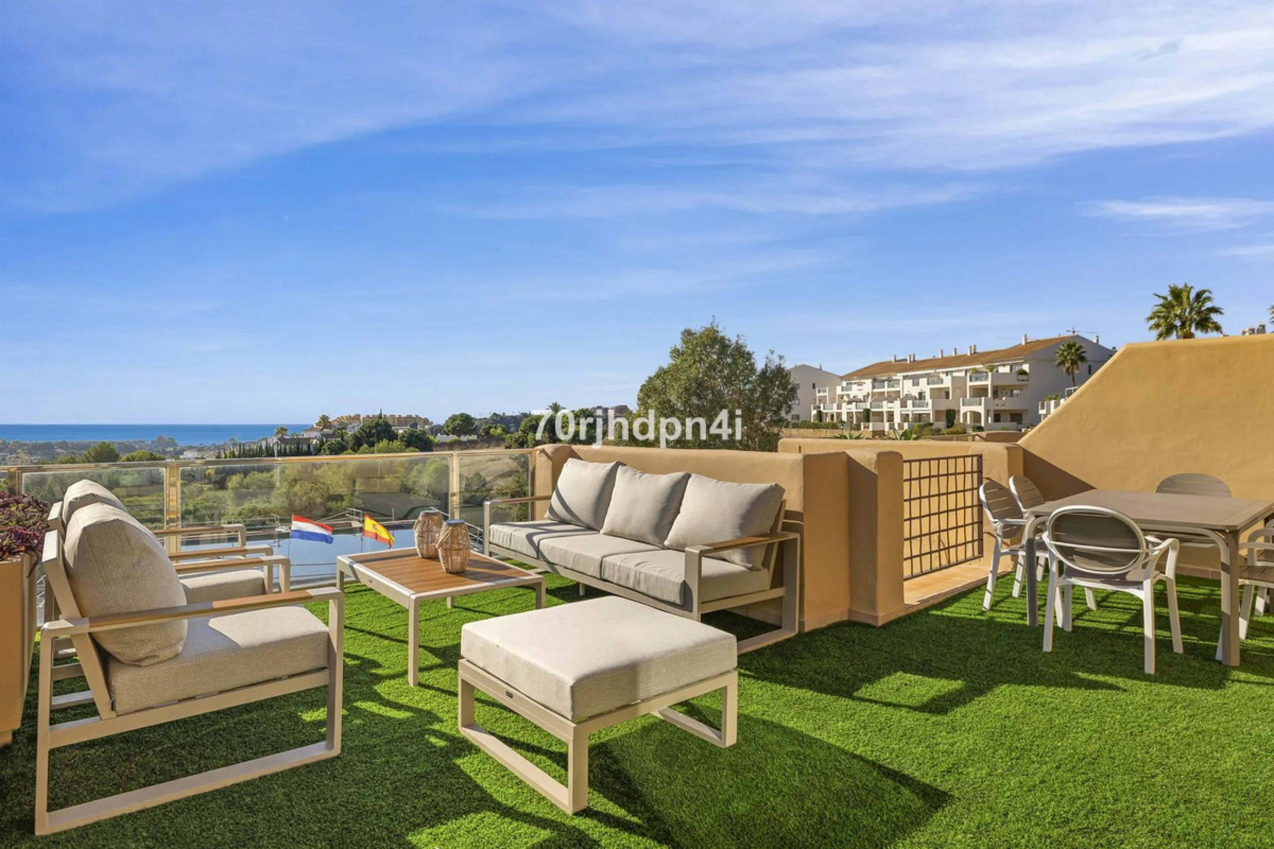 Located in the green and peaceful surroundings of La Resina Golf, this fully renovated penthouse offers a refined combination of space, comfort and open sea views. A property designed for those who want more — more light, more privacy and a higher standar