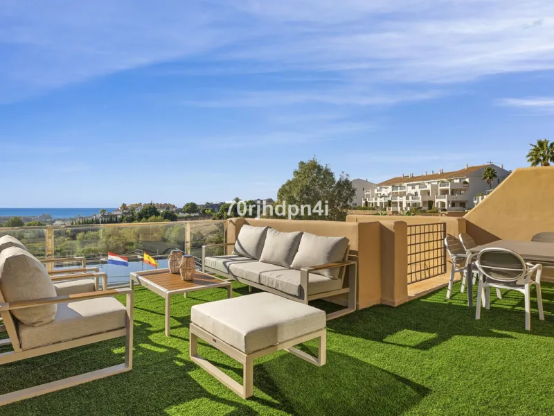 Located in the green and peaceful surroundings of La Resina Golf, this fully renovated penthouse offers a refined combination of space, comfort and open sea views. A property designed for those who want more — more light, more privacy and a higher standar