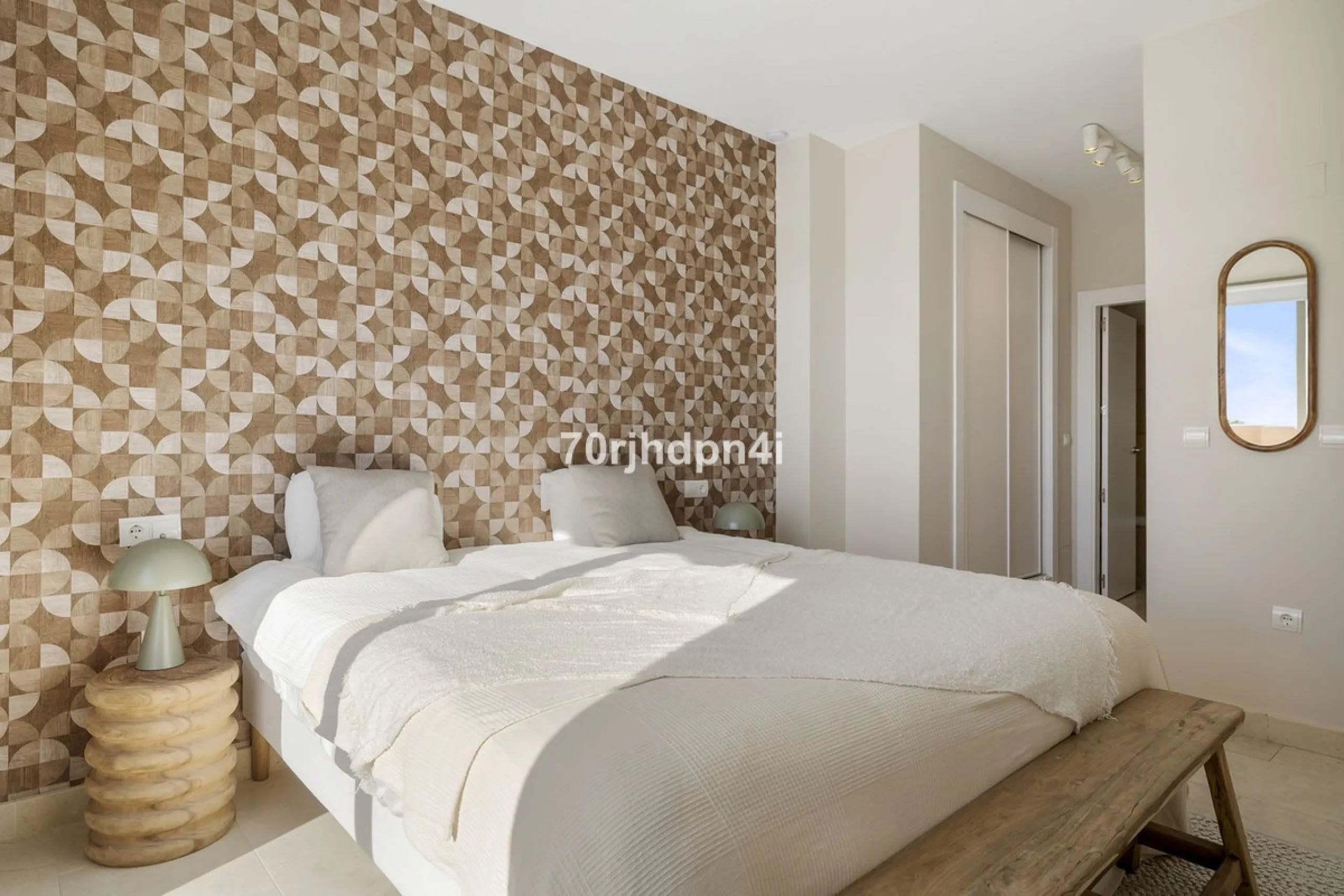 Located in the green and peaceful surroundings of La Resina Golf, this fully renovated penthouse offers a refined combination of space, comfort and open sea views. A property designed for those who want more — more light, more privacy and a higher standar