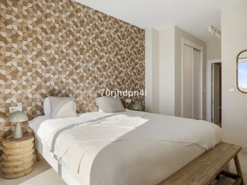 Located in the green and peaceful surroundings of La Resina Golf, this fully renovated penthouse offers a refined combination of space, comfort and open sea views. A property designed for those who want more — more light, more privacy and a higher standar