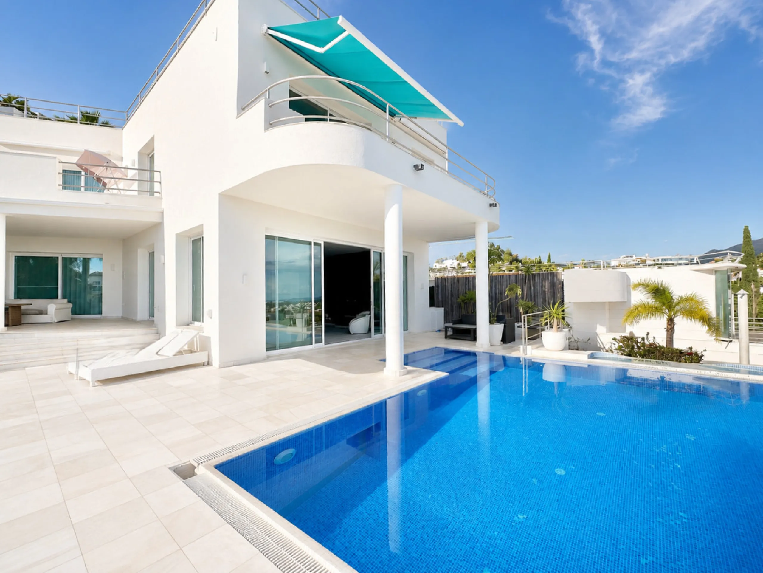 An exclusive villa is presented in the prestigious area of El Herrojo, La Quinta. This property stands out for its privileged location on the mountainside, offering panoramic views of both the sea and the mountains. With a built area of 350 m² and a gener