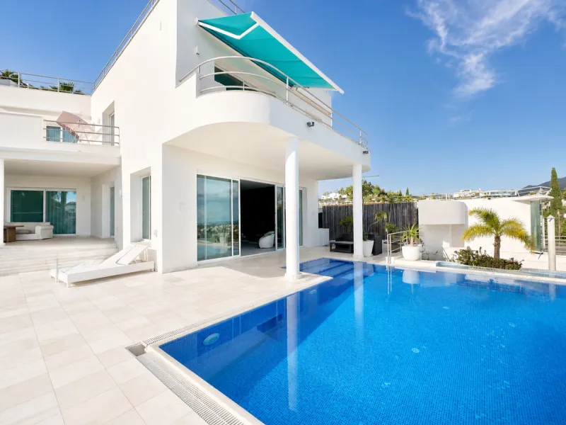 An exclusive villa is presented in the prestigious area of El Herrojo, La Quinta. This property stands out for its privileged location on the mountainside, offering panoramic views of both the sea and the mountains. With a built area of 350 m² and a gener