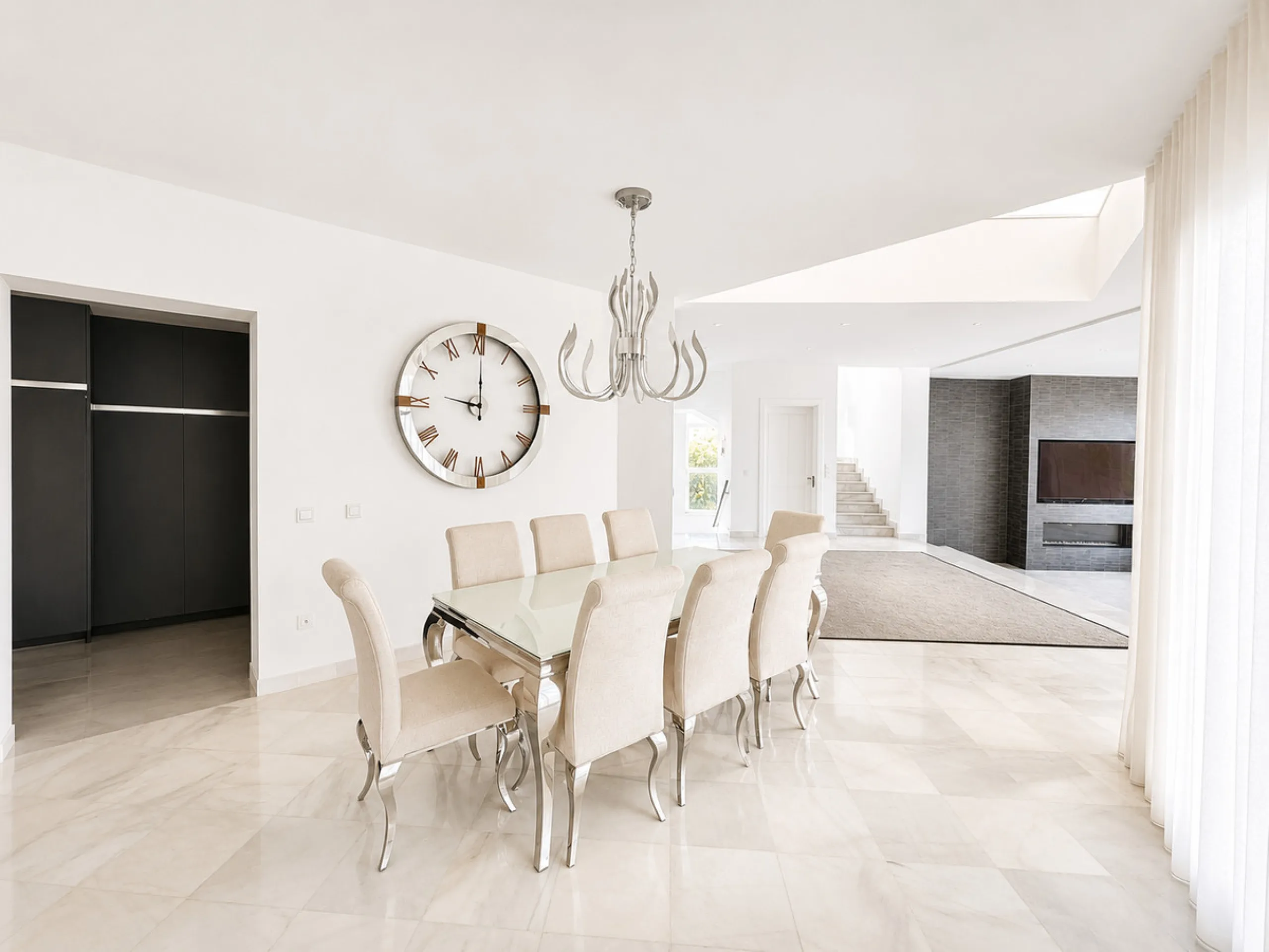 An exclusive villa is presented in the prestigious area of El Herrojo, La Quinta. This property stands out for its privileged location on the mountainside, offering panoramic views of both the sea and the mountains. With a built area of 350 m² and a gener