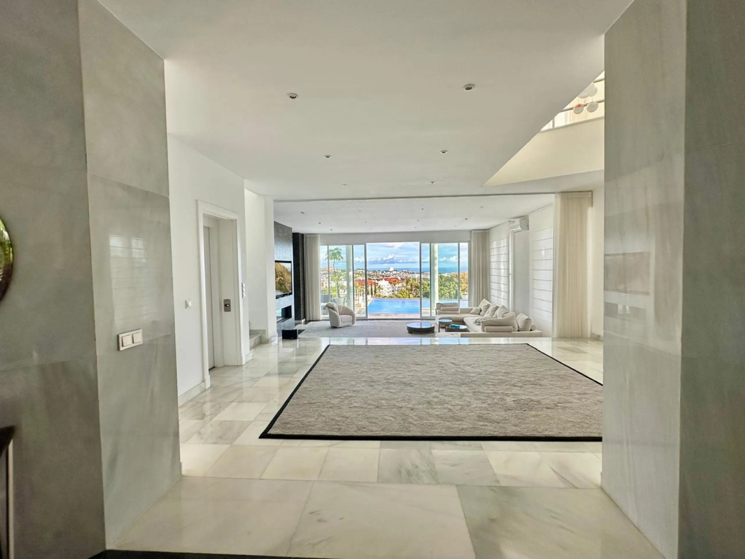 An exclusive villa is presented in the prestigious area of El Herrojo, La Quinta. This property stands out for its privileged location on the mountainside, offering panoramic views of both the sea and the mountains. With a built area of 350 m² and a gener