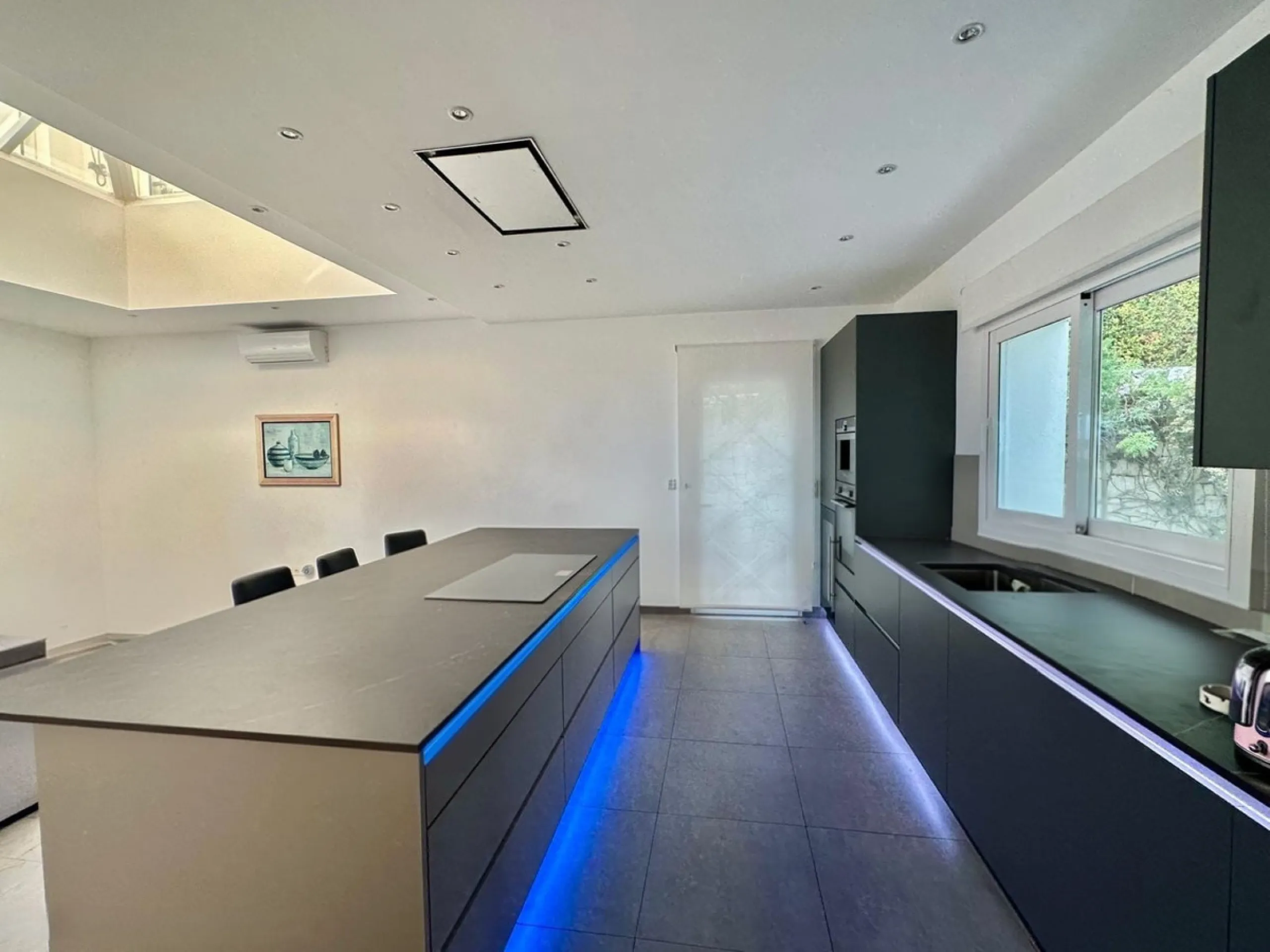 An exclusive villa is presented in the prestigious area of El Herrojo, La Quinta. This property stands out for its privileged location on the mountainside, offering panoramic views of both the sea and the mountains. With a built area of 350 m² and a gener