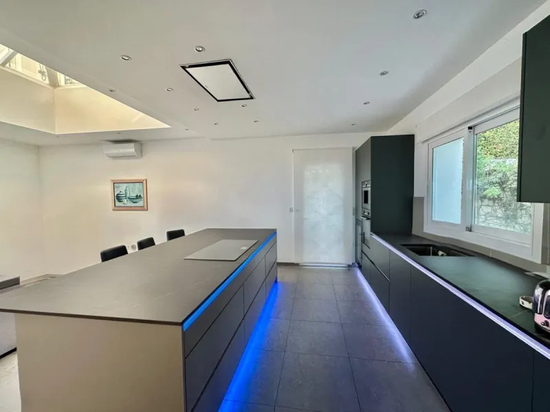An exclusive villa is presented in the prestigious area of El Herrojo, La Quinta. This property stands out for its privileged location on the mountainside, offering panoramic views of both the sea and the mountains. With a built area of 350 m² and a gener