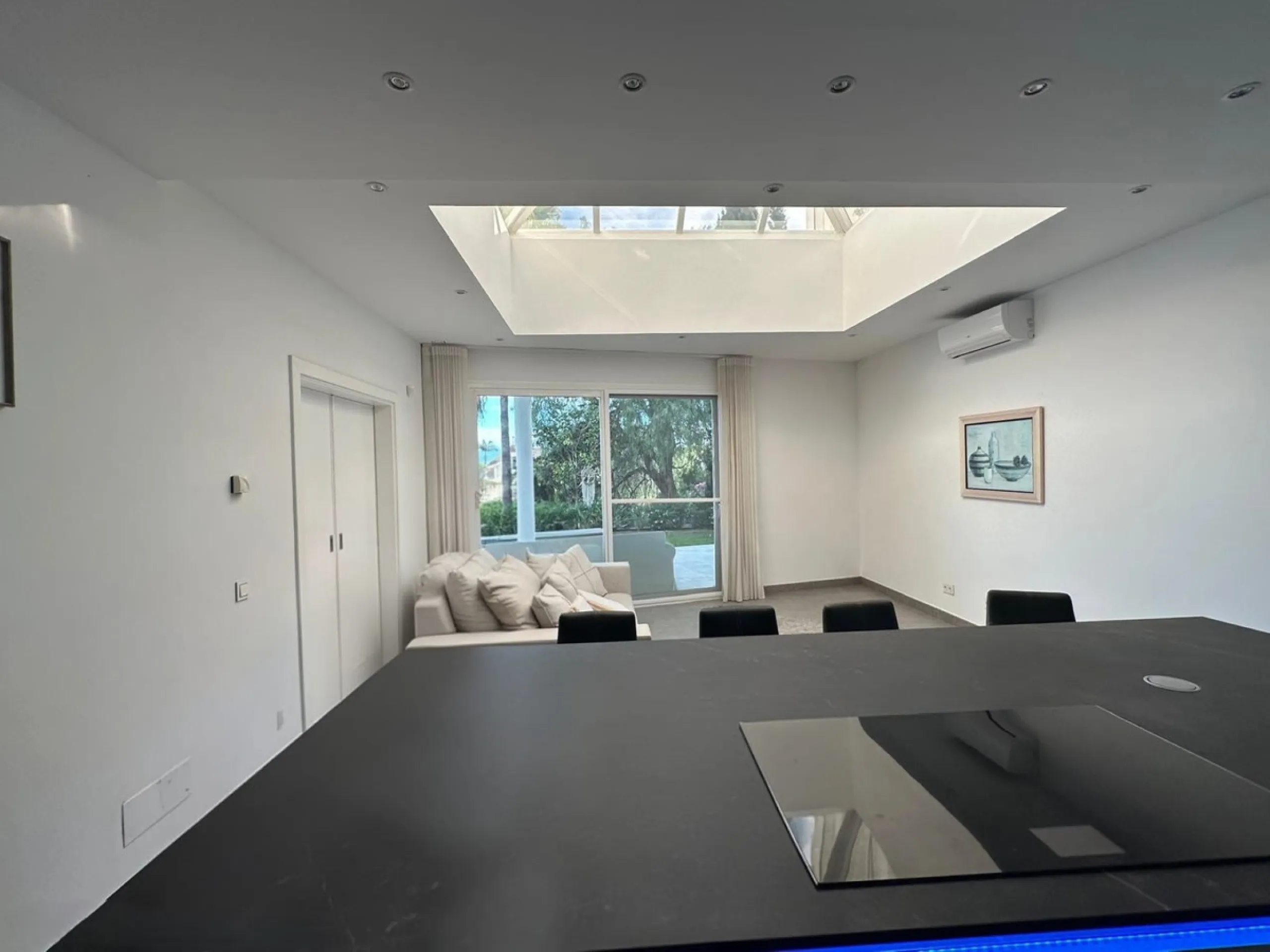 An exclusive villa is presented in the prestigious area of El Herrojo, La Quinta. This property stands out for its privileged location on the mountainside, offering panoramic views of both the sea and the mountains. With a built area of 350 m² and a gener