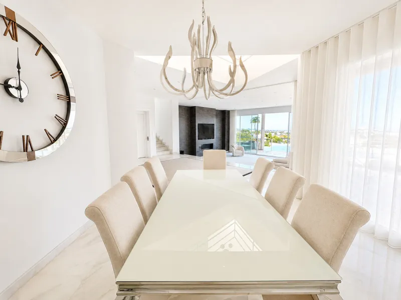 An exclusive villa is presented in the prestigious area of El Herrojo, La Quinta. This property stands out for its privileged location on the mountainside, offering panoramic views of both the sea and the mountains. With a built area of 350 m² and a gener