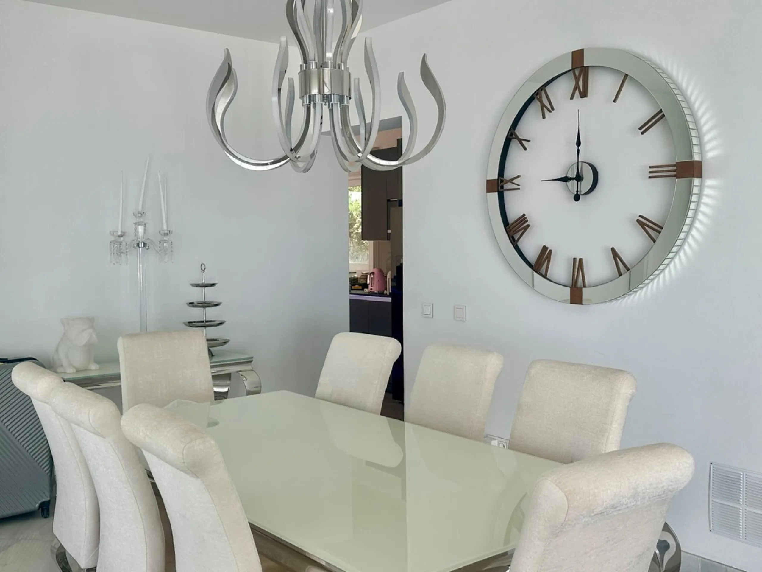 An exclusive villa is presented in the prestigious area of El Herrojo, La Quinta. This property stands out for its privileged location on the mountainside, offering panoramic views of both the sea and the mountains. With a built area of 350 m² and a gener