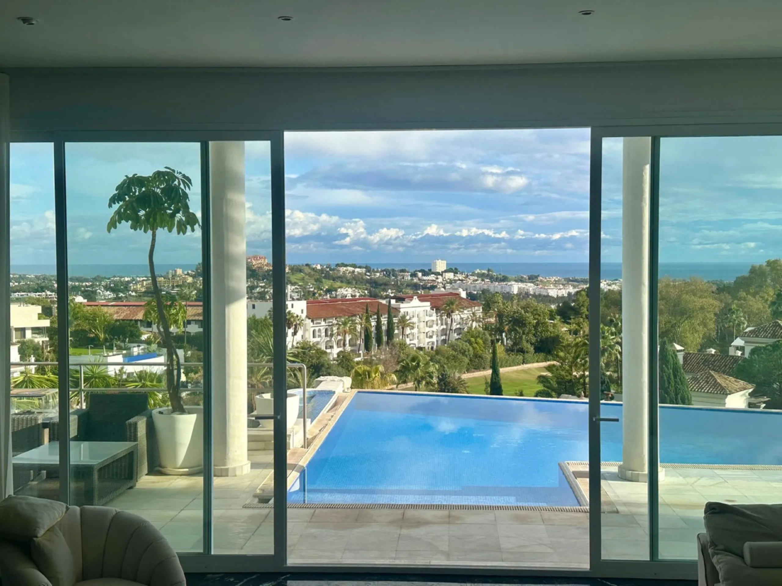An exclusive villa is presented in the prestigious area of El Herrojo, La Quinta. This property stands out for its privileged location on the mountainside, offering panoramic views of both the sea and the mountains. With a built area of 350 m² and a gener