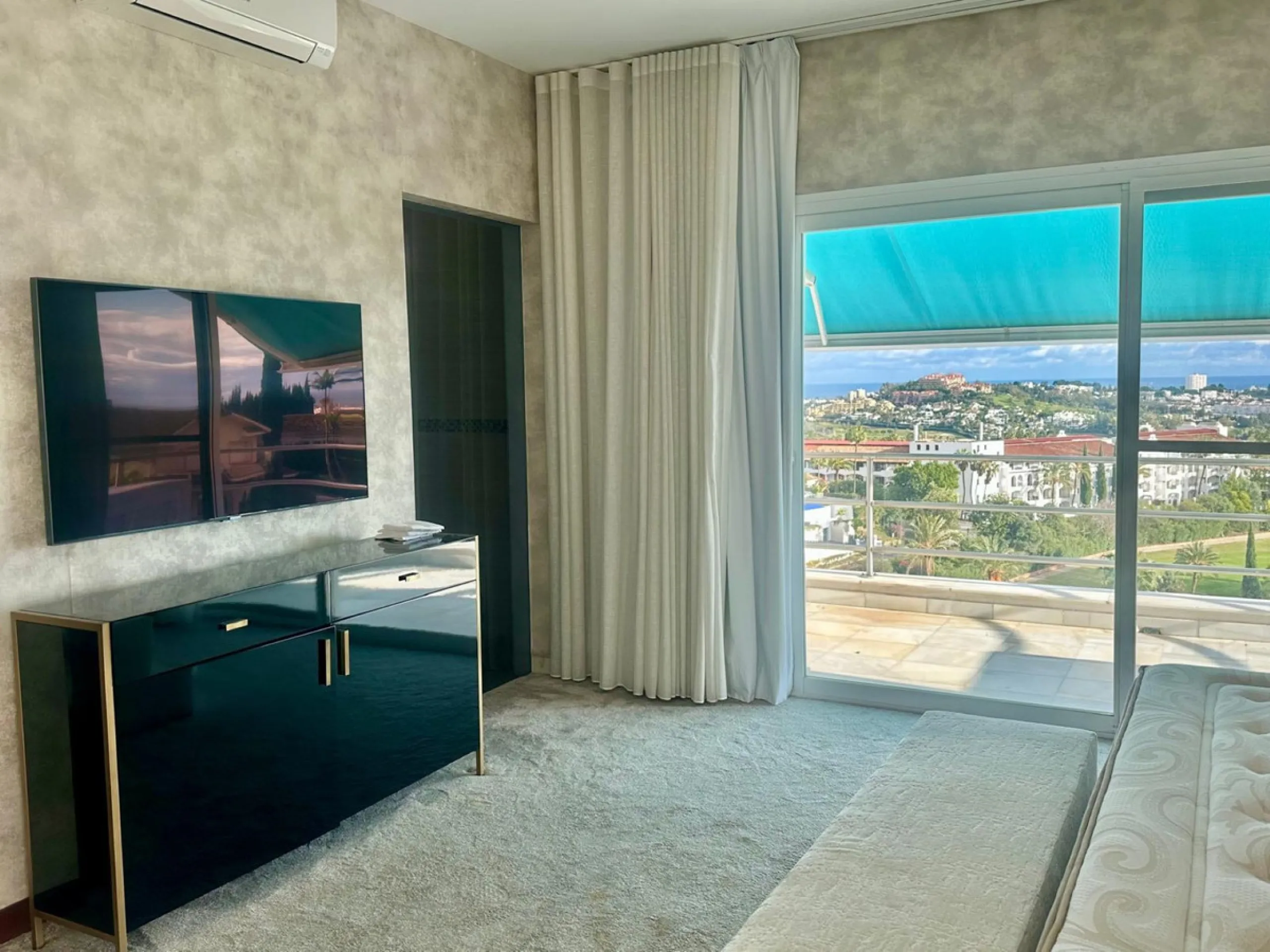 An exclusive villa is presented in the prestigious area of El Herrojo, La Quinta. This property stands out for its privileged location on the mountainside, offering panoramic views of both the sea and the mountains. With a built area of 350 m² and a gener