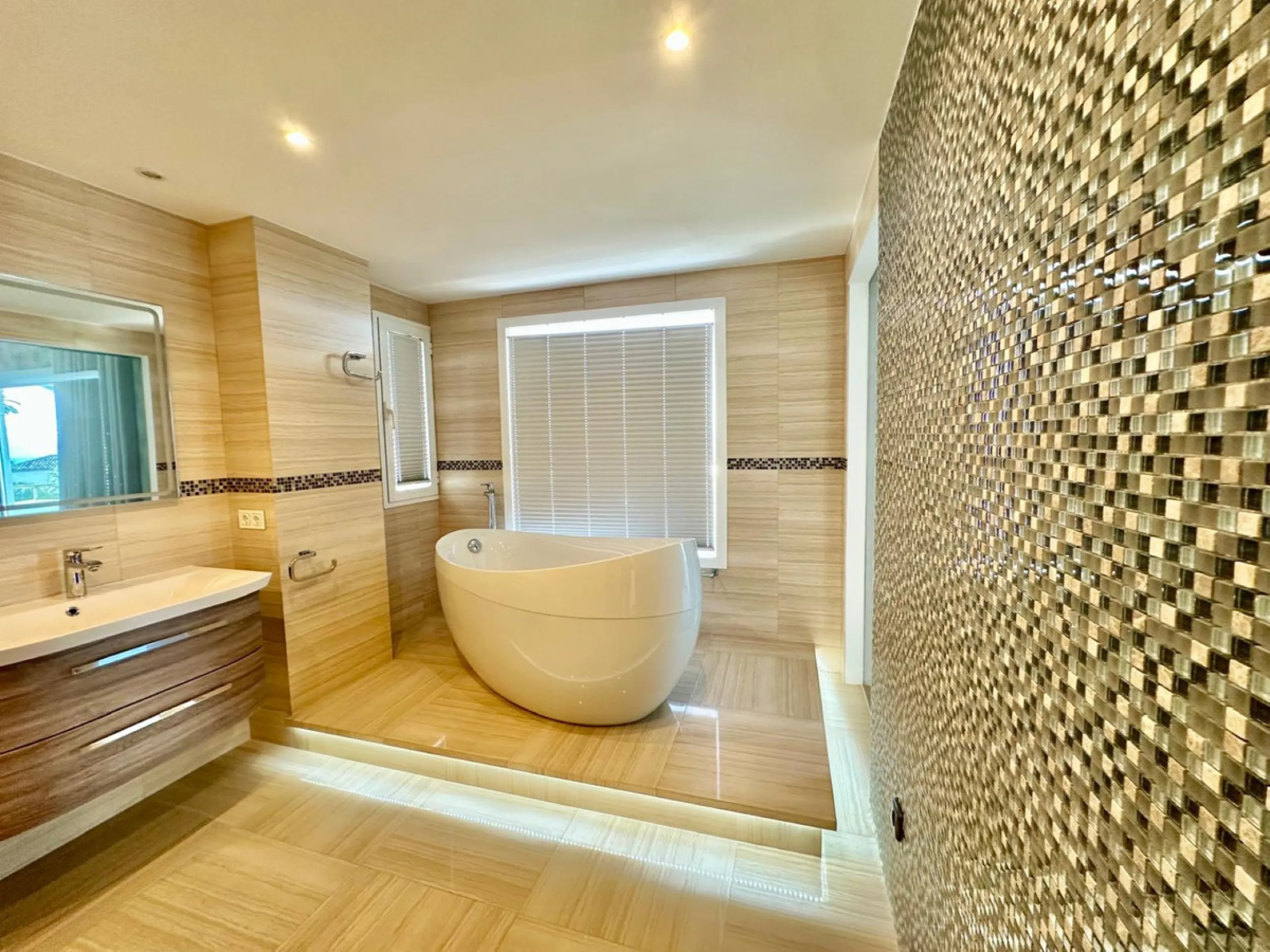 An exclusive villa is presented in the prestigious area of El Herrojo, La Quinta. This property stands out for its privileged location on the mountainside, offering panoramic views of both the sea and the mountains. With a built area of 350 m² and a gener